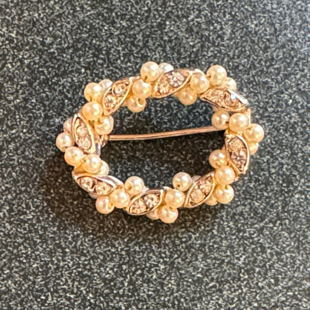 Chic Pearl and Gold Brooch